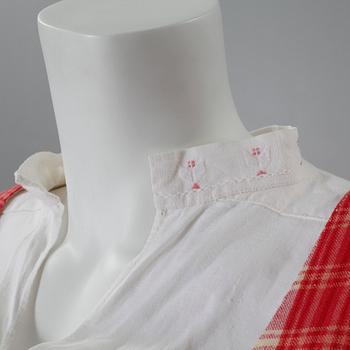 FOLKDRÄKT, fyra delar, Medelpad, 1900-talets andra hälft.