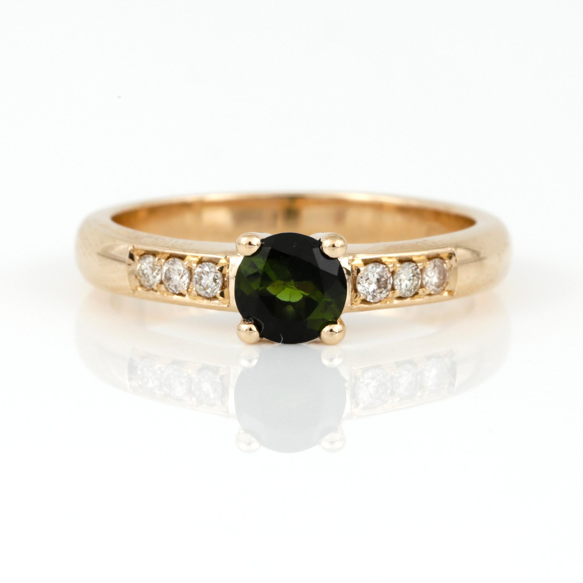 RING, 14K guld med rund fasetterad turmalin ca 0,45 ct och briljantslipade diamanter tot ca 0,10 ct. Vikt ca 3,60 g.