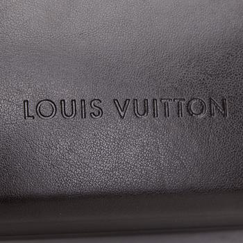 SOLGLASÖGON, Louis Vuitton.