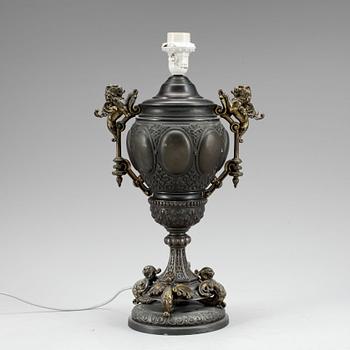 BORDSLAMPA, patinerad metall, nyrenässansstil, 1900-tal.