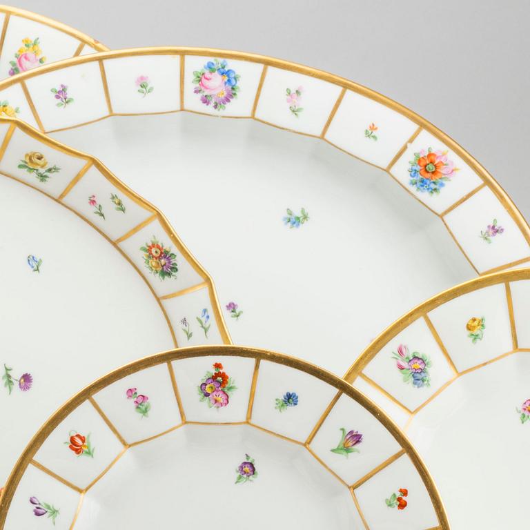 A 83 PIECES "HENRIETTE" DINNER SERVICE IN POCELAIN BY ROYAL COPENHAGEN, Denmark.
