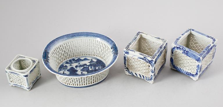 SKÅL, BLÄCKSTÄLL SAMT YTTERFODER, 2 st, 4 delar, porslin, Kina, 1800-/1900-tal.