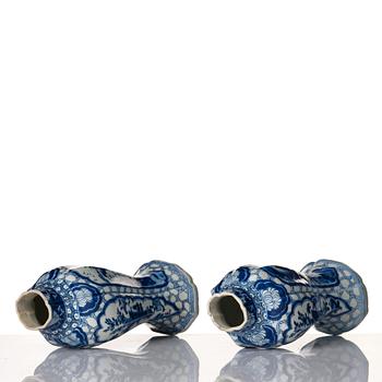 A pair of blue and white vases, Qing dynasty, Kangxi (1662-1722).