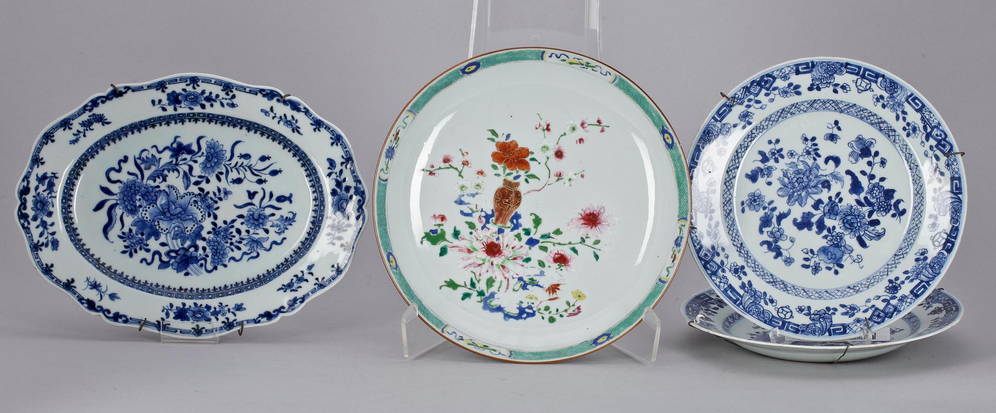 STEKFAT, SKÅLFAT samt TALLRIKAR, ett par, porslin, Kina, Qianlong 1700-tal.