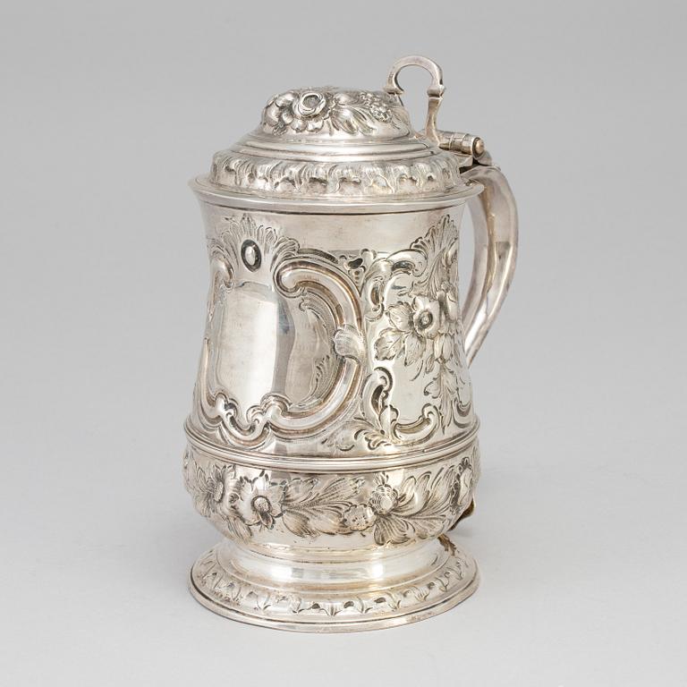 A silver drinking tankard London 1751. Weight ca 740 gram.