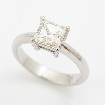 A ring in 18K gold with a princess-cut diamond.