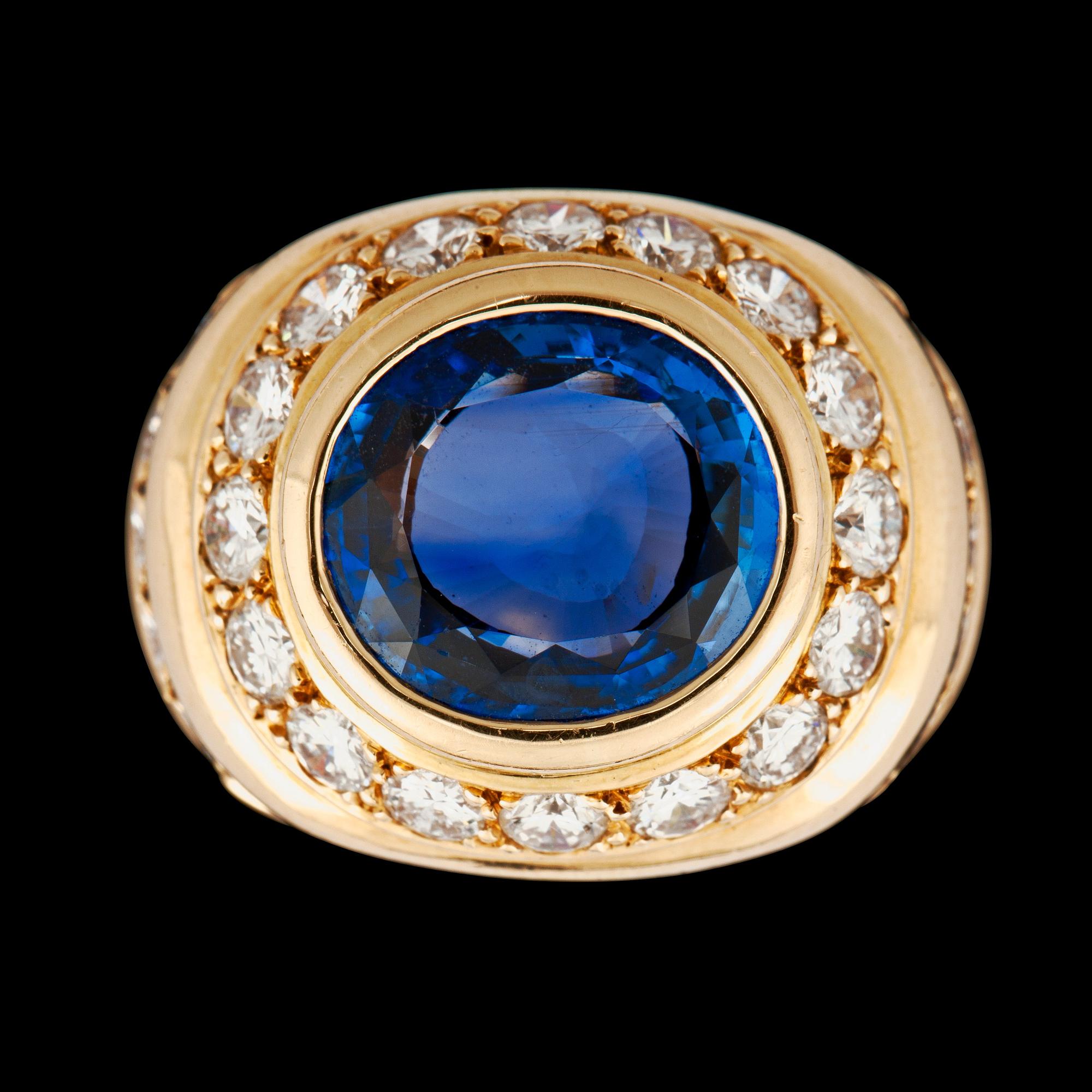 RING, 18k guld med safir, ca6.00ct och diamanter tot ca2.10ct. Rene Boivin.