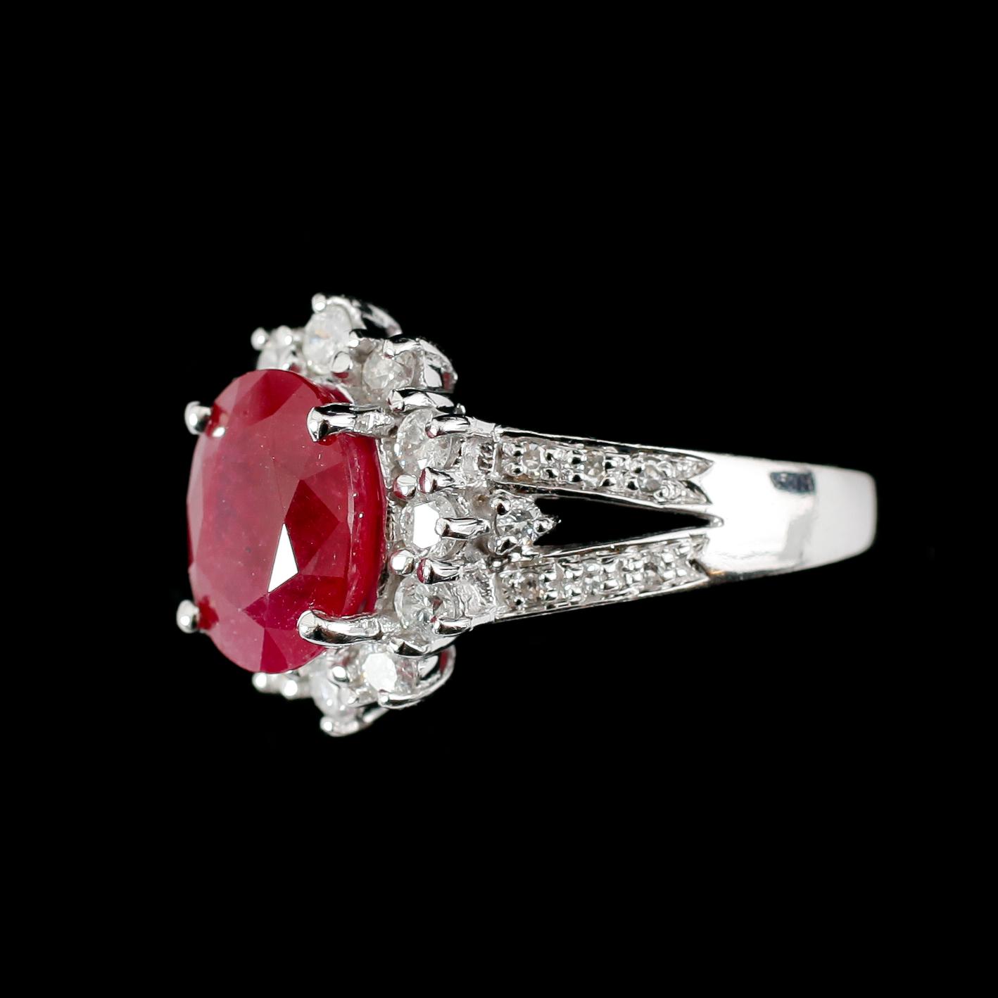 RING, 10 k vitguld, rubin ca 3,50 ct, briljantslipade diamanter tot ca 0,70 ct.