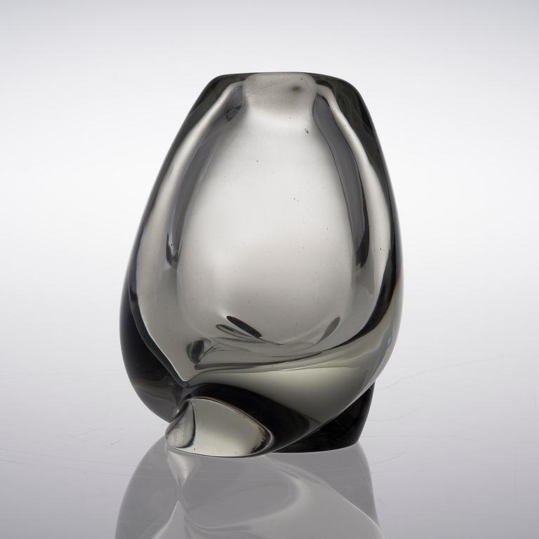 GUNNEL NYMAN, A VASE. Chiffon. Signed G. Nyman, Nuutajärvi Notsjö. Late 1940s.