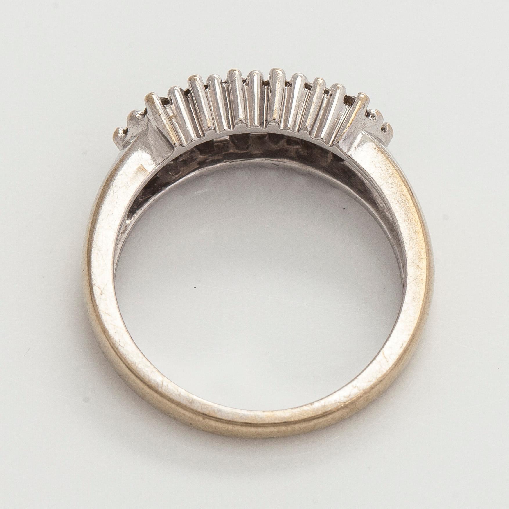 Ring, briljantslipade diamanter, 18K vitguld, England.