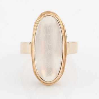 Ring, 18K guld med cabochonslipad månsten.