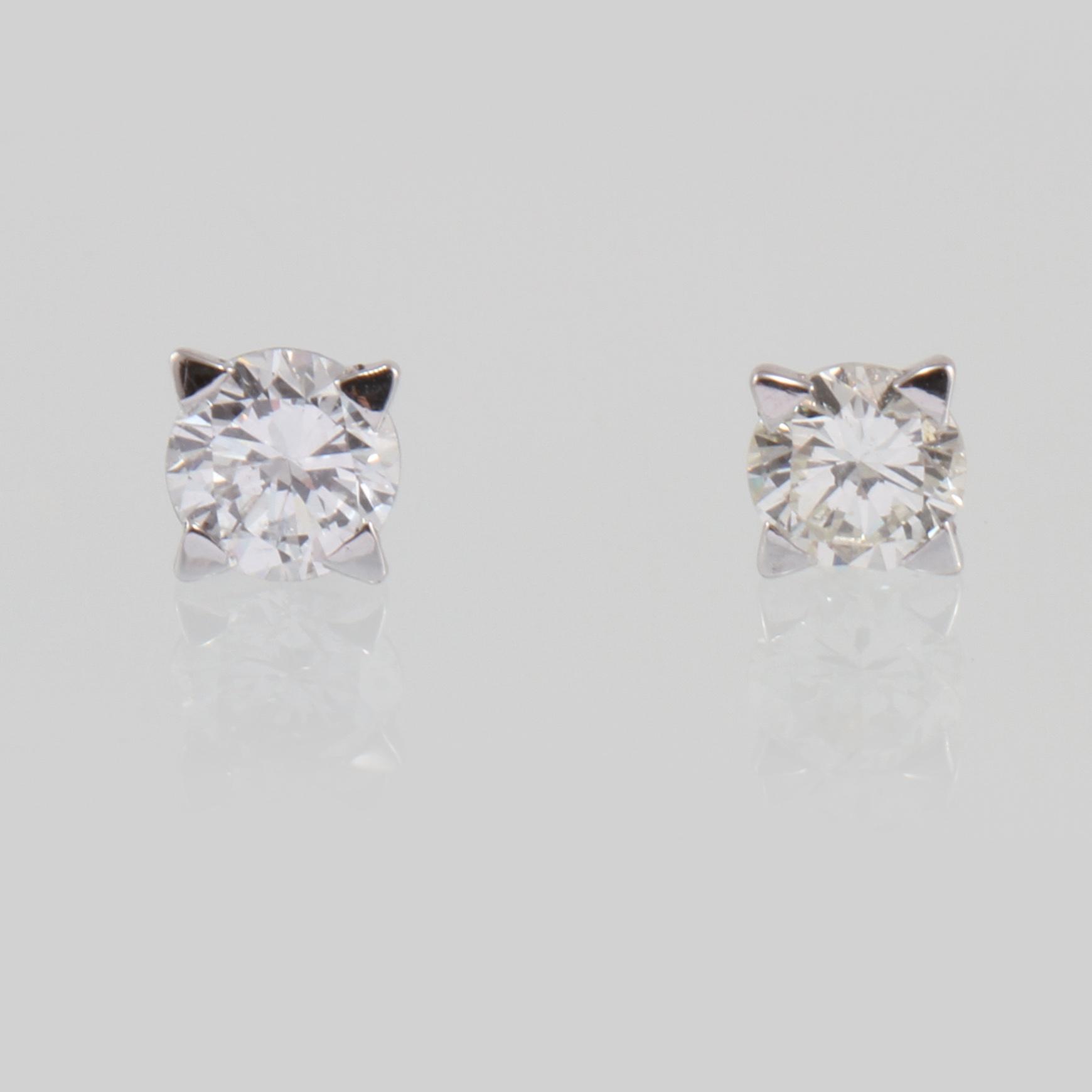 ÖRHÄNGEN, ett par, 18k vitguld med briljantslipade dimanter, totalt ca 0.82 ct. Vikt 0,5 g.