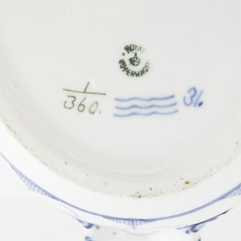 Royal Copenhagen, a 'Musselmalet' porcelain tureen with cover, Royal Copenhagen, Denmark, 1889-1922.