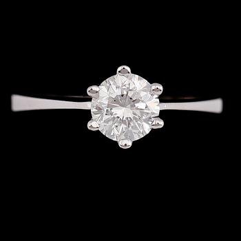 RING, 18 k vitguld, solitär briljantslipad diamant ca 1.02 ct.