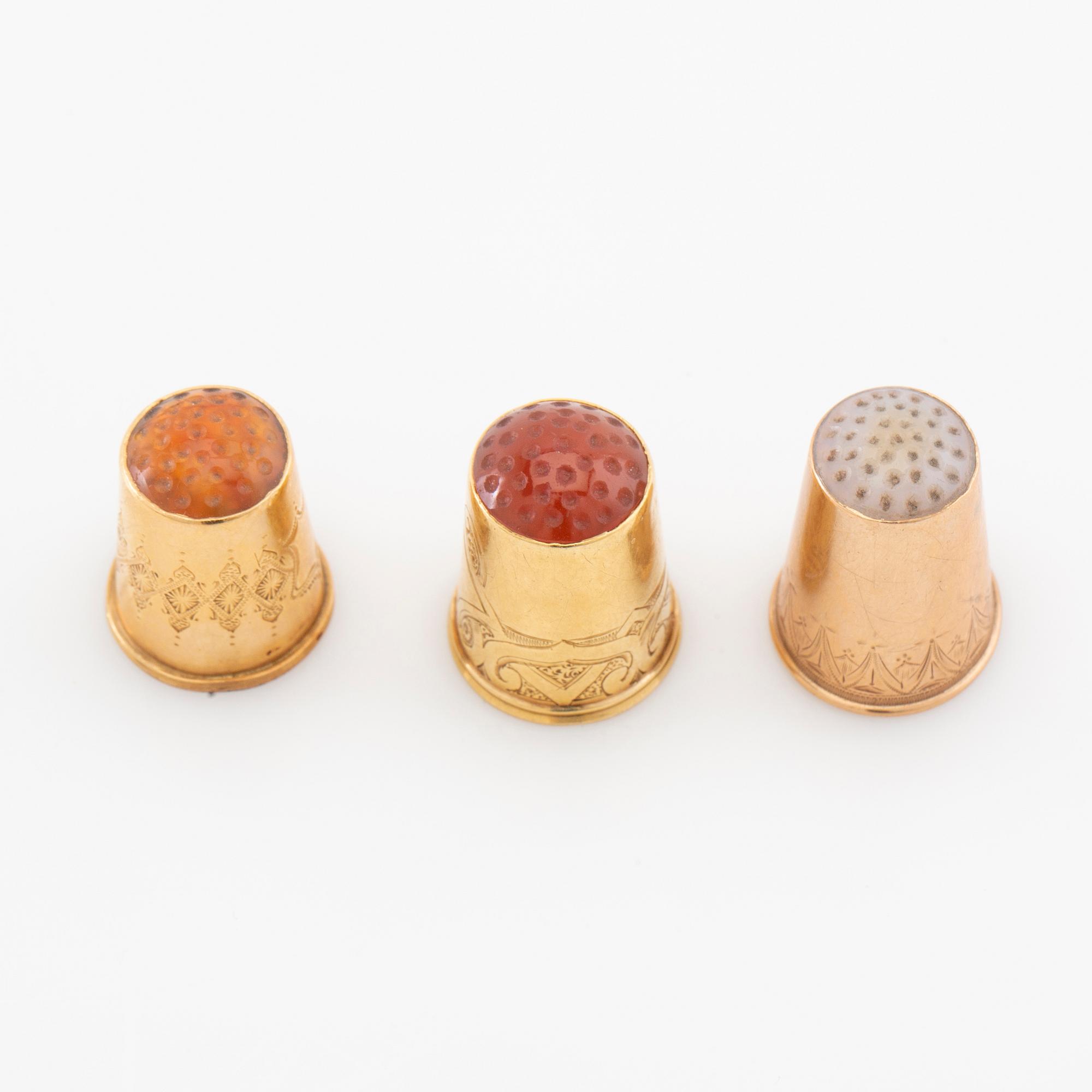 Fingerborgar 2 st av 18K guld och 1 st 14K guld.