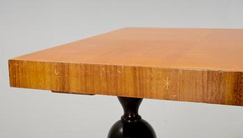 BORD, med två utdragbara klaffar, art deco. 1920/30-tal.