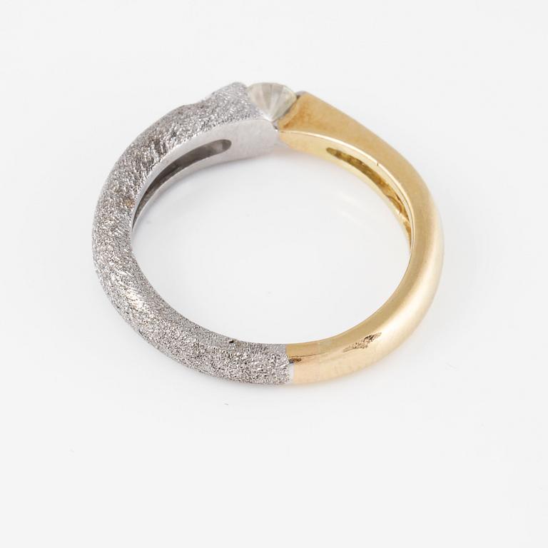 RING, 18K guld och vitguld med 4 briljantslipade diamanter. Vikt 5,8 gram.