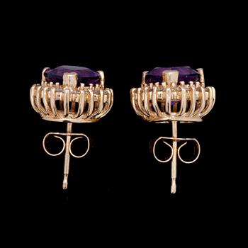 ÖRHÄNGEN, ett par, 14k guld hjärtformade ametister och små briljantslipade diamanter. Vikt 3,3g.