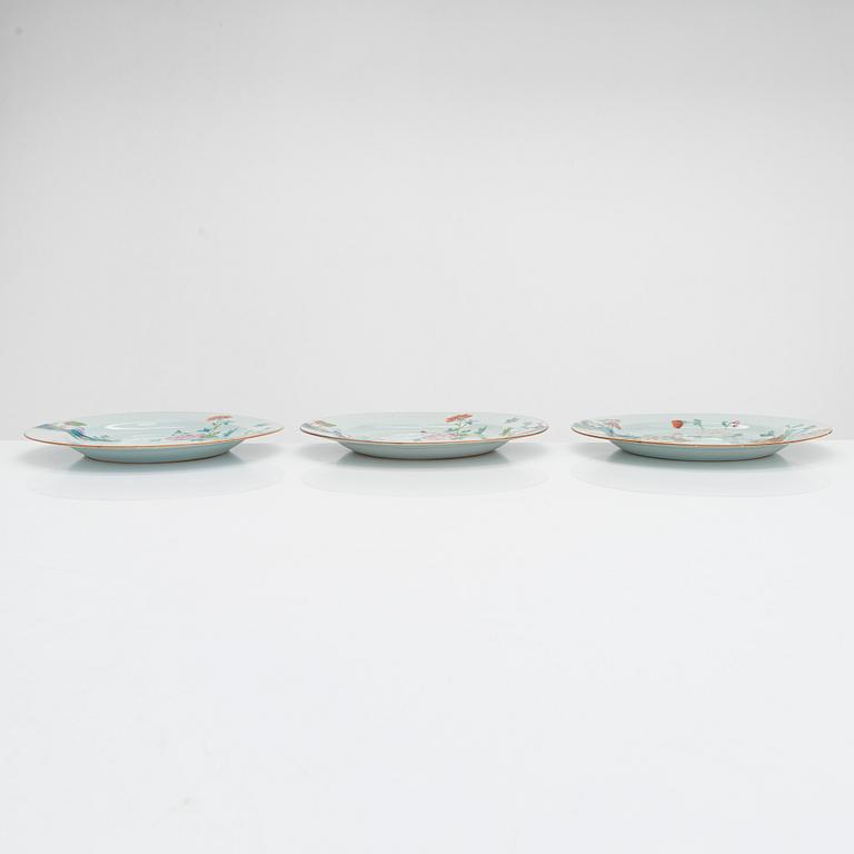 A set of three famille rose plates, Qing dynasty, Qianlong (1736-95).