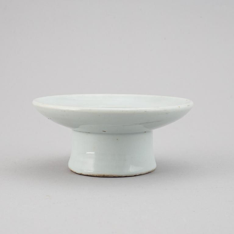 A blue and white korean tazza, 18/19th Century.