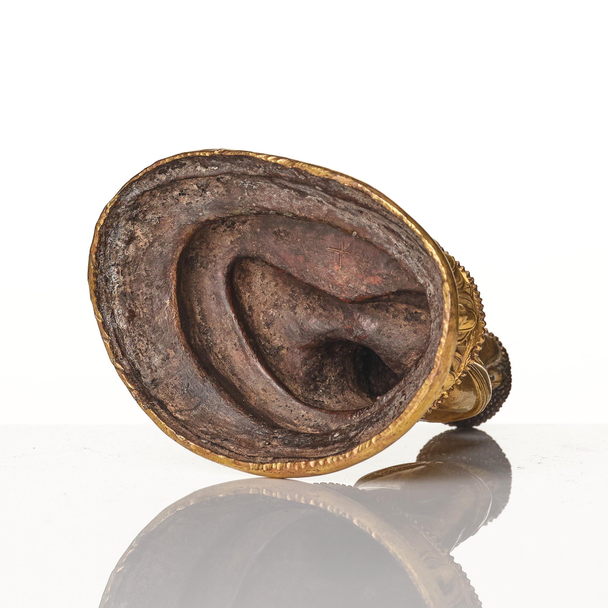 Buddha, förgylld brons. Tibet, troligen 17/1800-tal.