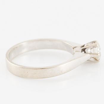 Ring 18K vitguld med en briljantslipad diamant.