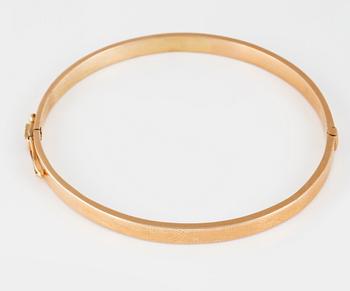ARMRING, 18K guld, otydligt stämplar. Vikt 8,3 gram.