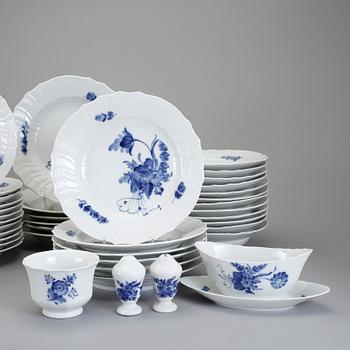 MATSERVIS, 61 delar, porslin, "Blå Blomst", Royal Copenhagen, Danmark.