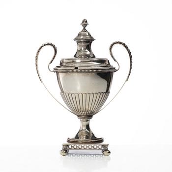 Guldsmedsaktiebolaget (GAB), A Swedish silver Gustavian style parcel gilt sugar bowl with lid, mark of GAB, Stockholm 1912.