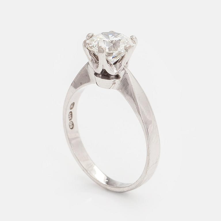 Ring, briljantslipad diamant, 14K vitguld, Kallion Korupaja, Helsingfors 2008.