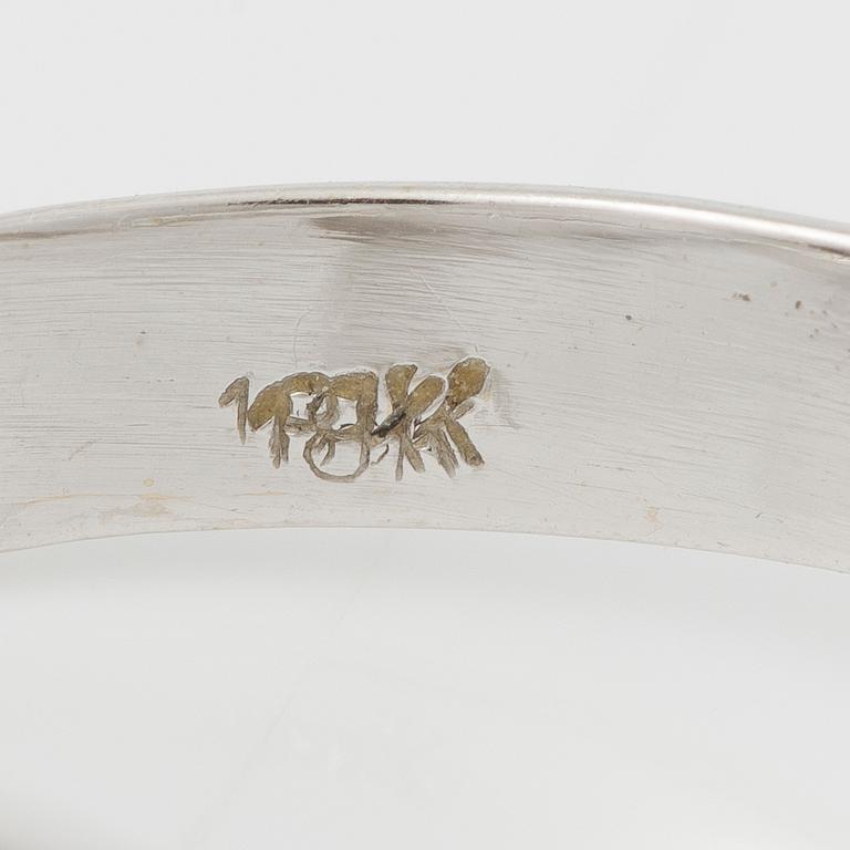 Ring 18K guld med odlade pärlor.