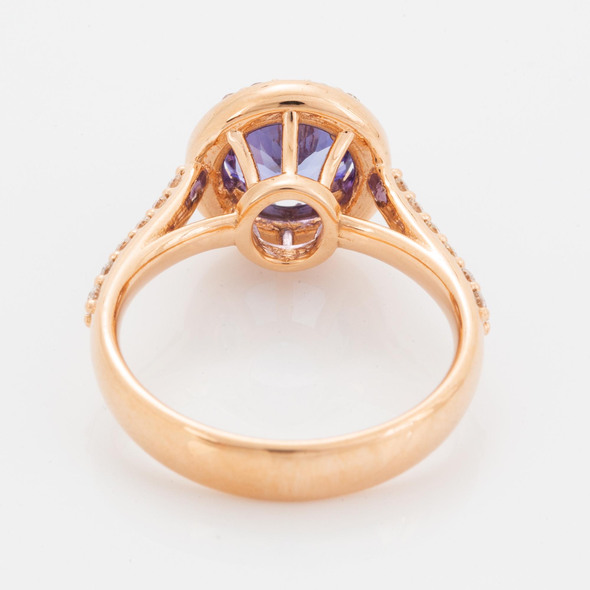 Ring 18K guld med en fasettslipad tanzanit.