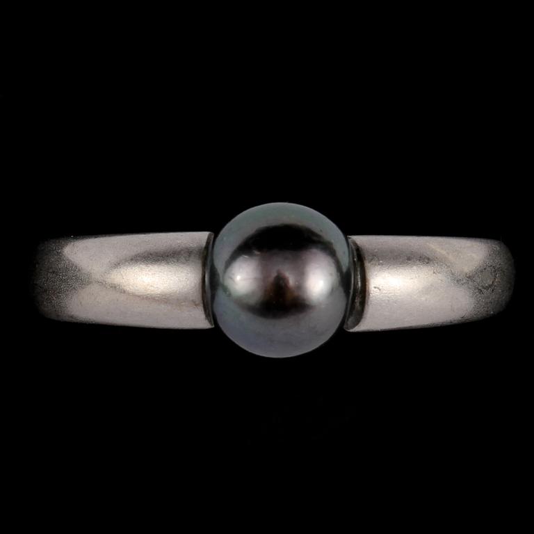 RING samt ÖRHÄNGEN, ett par, platina samt odlade pärlor, 1900-talets slut. Vikt 15 g.