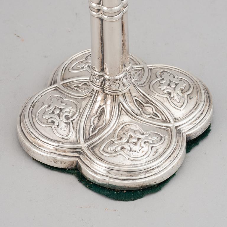 A pair of English 18th century silver candlesticks, marked JB, London 1766.