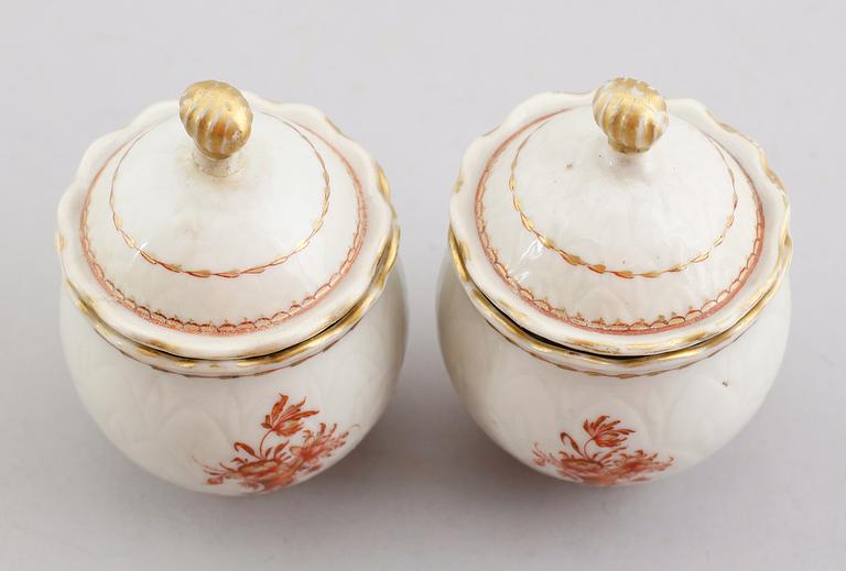 CREMEKOPPAR MED LOCK, 1 par, porslin, Kina, Qianlong 1736-1795.