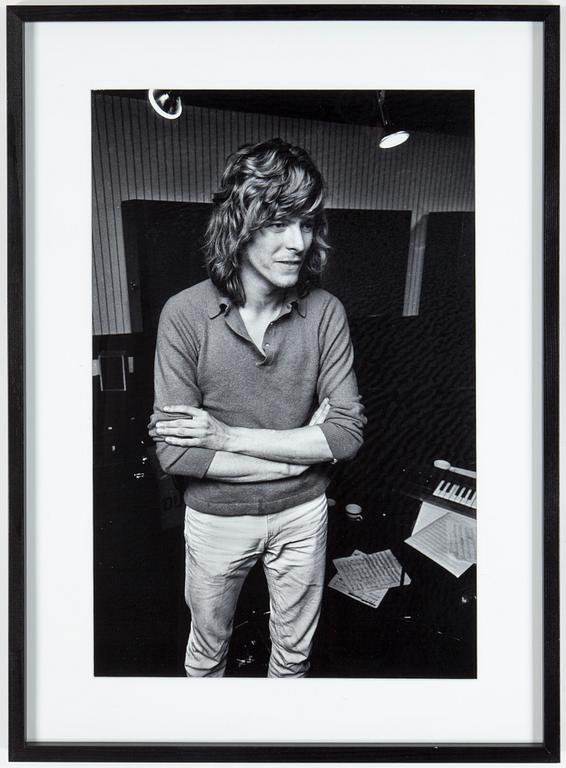 ROLF ADLERCREUTZ, "David Bowie, Trident Studion, London 1970", archival pigment print, a tergo signerad o numrerad 5/20.