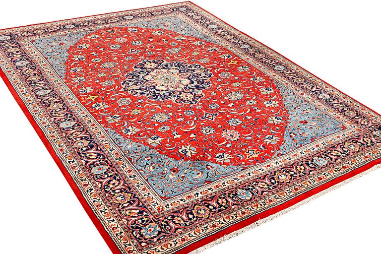 A Kashan carpet, a. 320 x 234 cm.