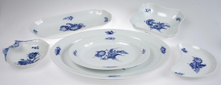 MATSERVIS samt KAFFESERVIS, 102 delar, porslin, "Blå blomst", Kongl Dansk.