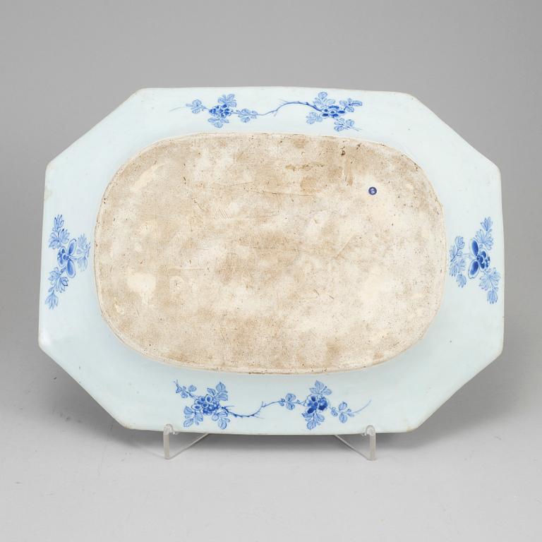 A blue and white serving dish, Qing dynasty, Qianlong (1736-95).