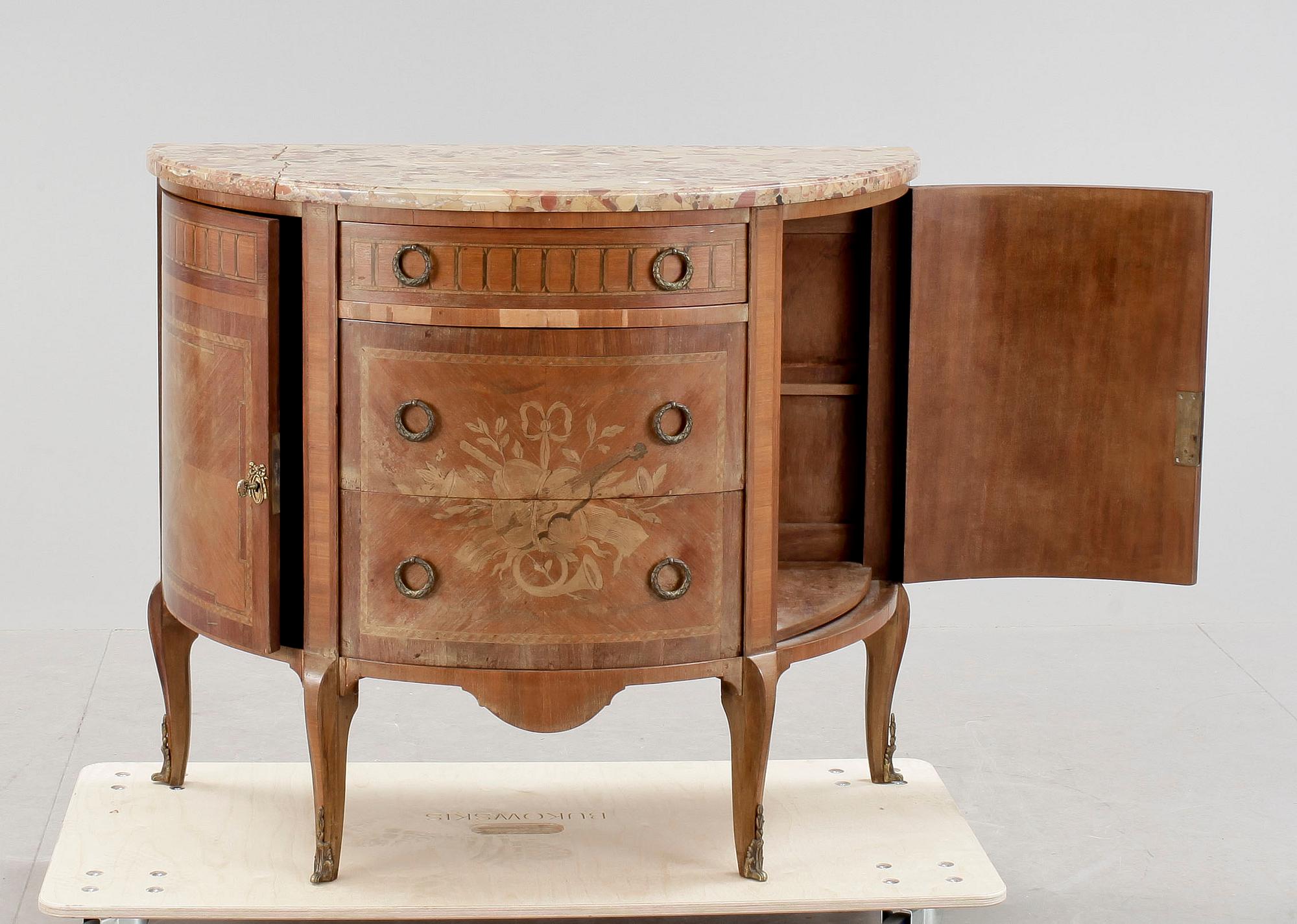 BYRÅ, Louis XVI-stil. 1900-tal.
