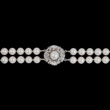 199. A two strand cultured pearl necklace, 6,4 mm.