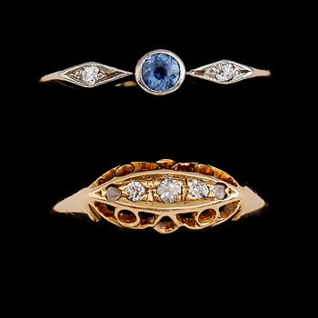 RINGAR, 2 st, 18 k guld med diamanter och blå sten. Total vikt ca 4 gram.