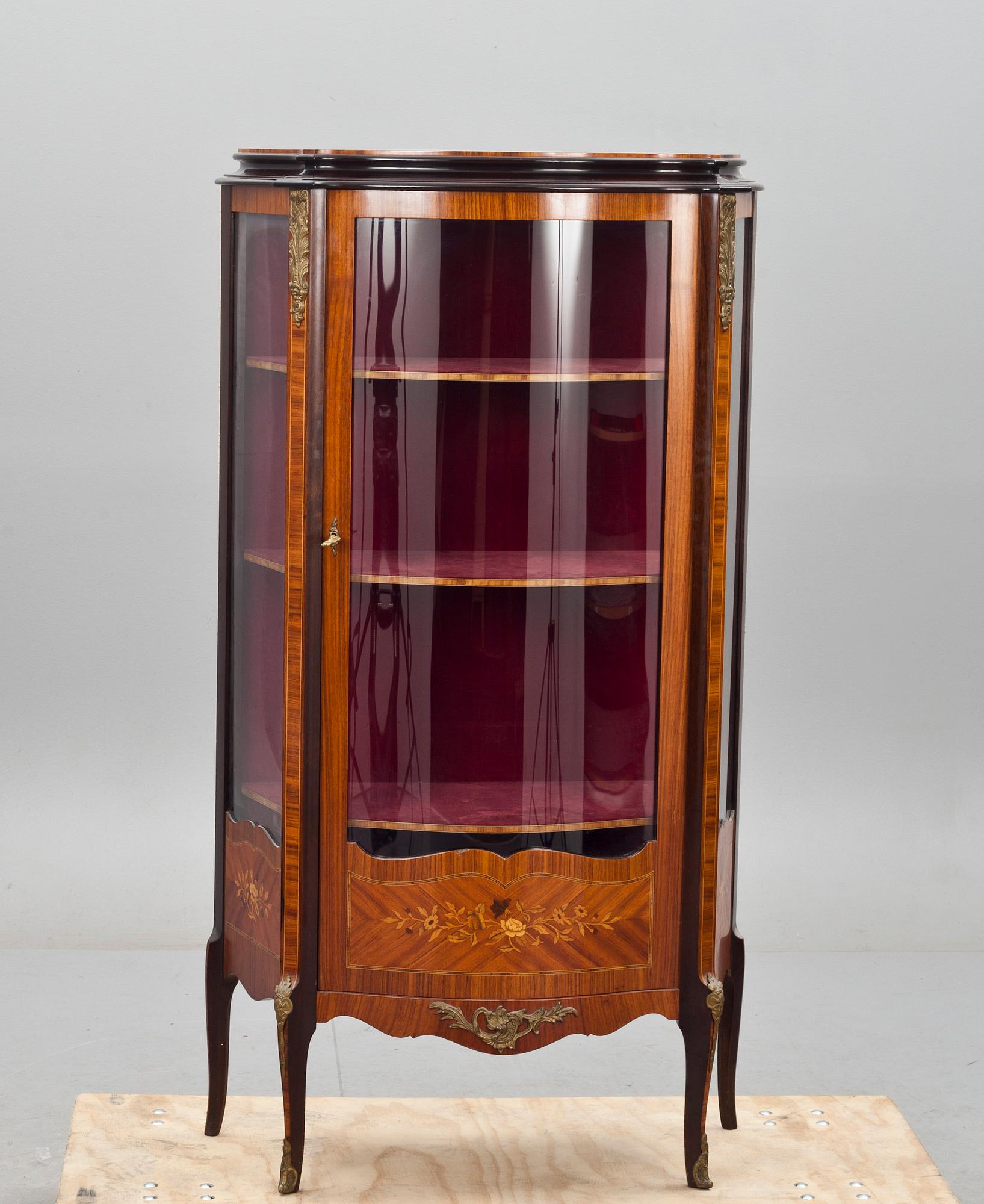 VITRINSKÅP, Louis XVI-stil, 1900-talets mitt.