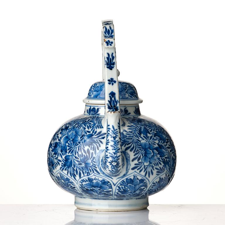 A large blue and white tea pot with cover, Qing dynasty, Kangxi (1662-1722).