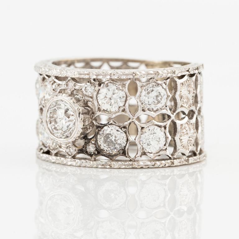 A ring in 18K white gold with old-cut diamonds, Buccellati.