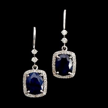 ÖRHÄNGEN, 1 par, 14 k vitguld, blå safirer tot ca 5.65 ct samt briljantslipade diamanter tot ca 0.65 ct. Vikt ca 4.60 gr.
