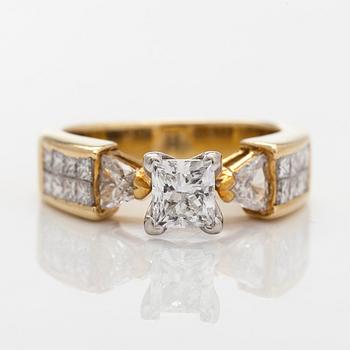 Ring, 18K guld med prinsesslipade och triangelslipade diamanter.