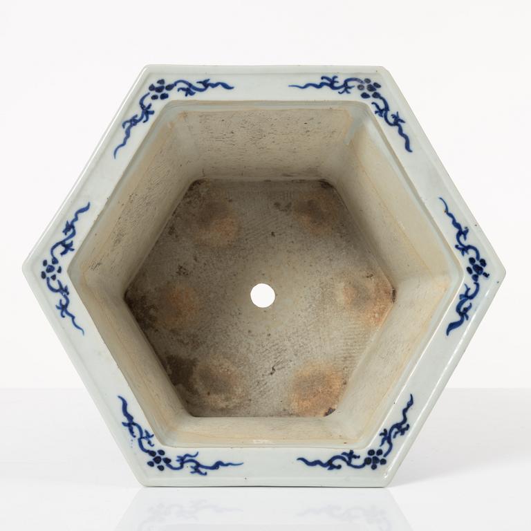 A Chinese blue and white porcelain flower pot, Qing dynasty, 19th century.