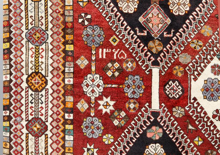 A Qashqai carpet, approx. 290 x 216 cm.