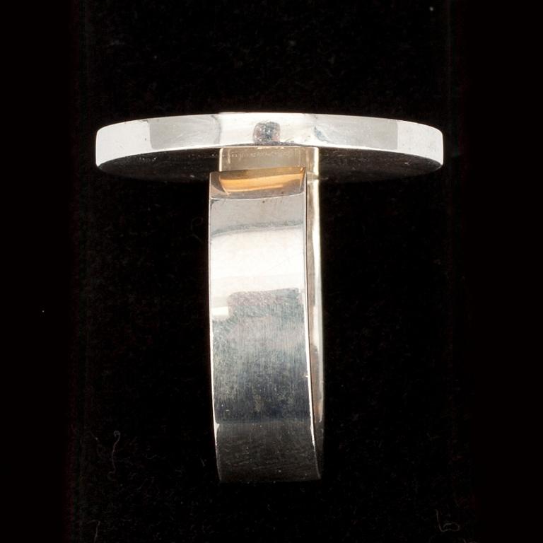 RING, sterlingsilver, Pekka Piekäinen, Åbo 1973. Tot. vikt 16,7 g.